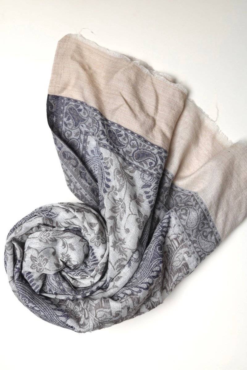 [Christmas Gift Box] Cashmere cashmere woven kani leaf white background light gray blue vine scarf - Knit Scarves & Wraps - Wool White