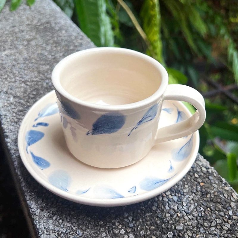 【花舞】青花手繪咖啡杯盤組 - 咖啡杯/馬克杯 - 陶 