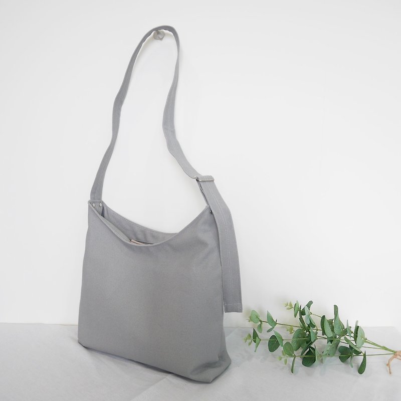 Simple canvas half moon bag - กระเป๋าถือ - ผ้าฝ้าย/ผ้าลินิน สีเทา