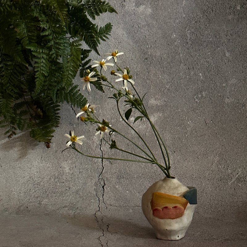 playful sun flower vase - เซรามิก - ดินเผา 