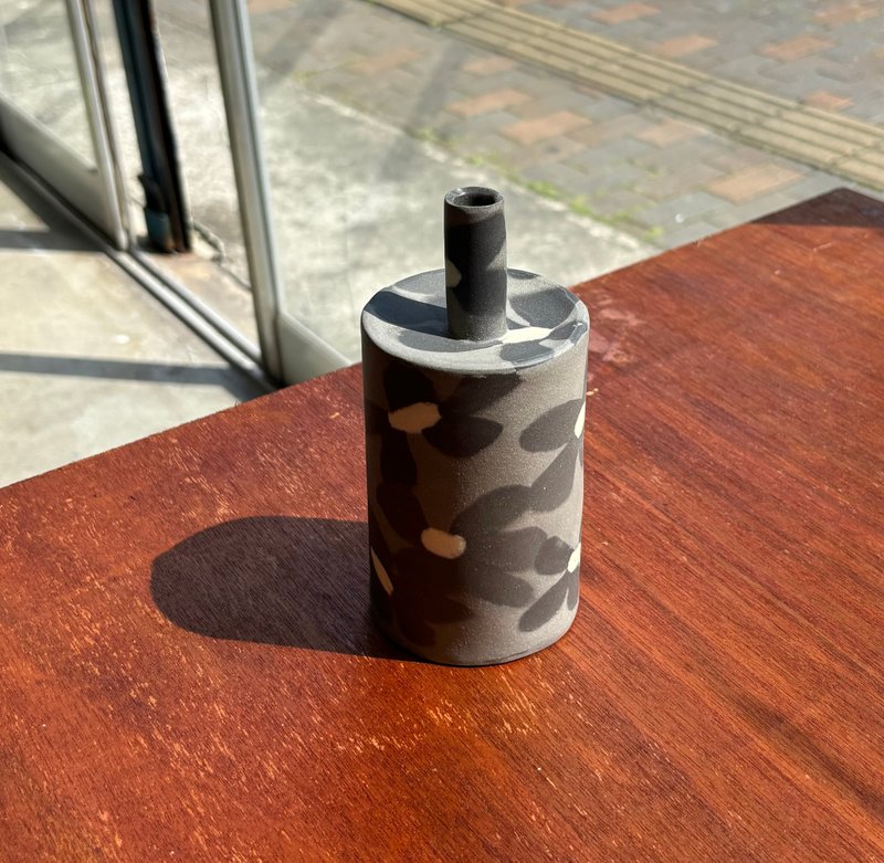 Takeo Vessel Project - 日本黑土系列窄口花器 - 花瓶/花器 - 陶 