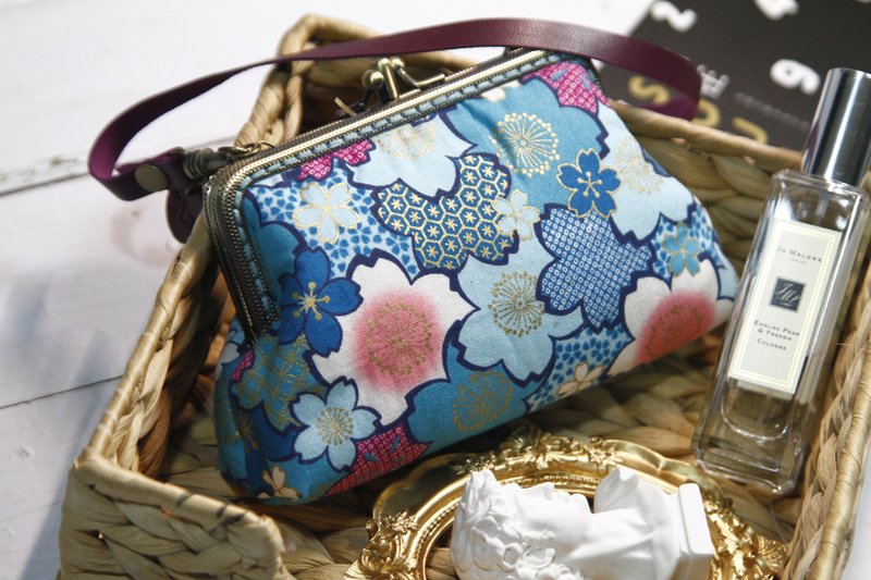 【Gi LAI】*Fully hand-stitched*13Cmㄇ type double frame gold bag (with leather strap) - mint cherry blossom - กระเป๋าใส่เหรียญ - ผ้าฝ้าย/ผ้าลินิน 