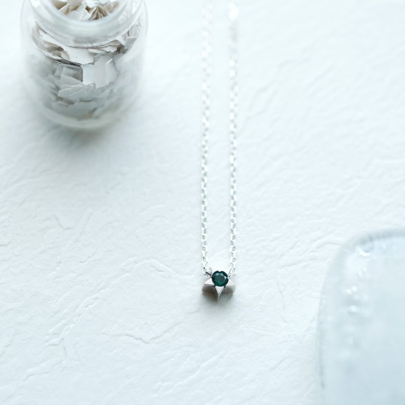 Emerald tiny star necklace Silver 925 - สร้อยคอ - โลหะ สีเขียว