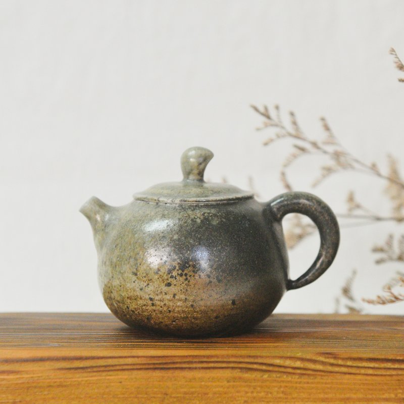 Wood fired pottery. Purple black hand pinch teapot - ถ้วย - ดินเผา สีนำ้ตาล