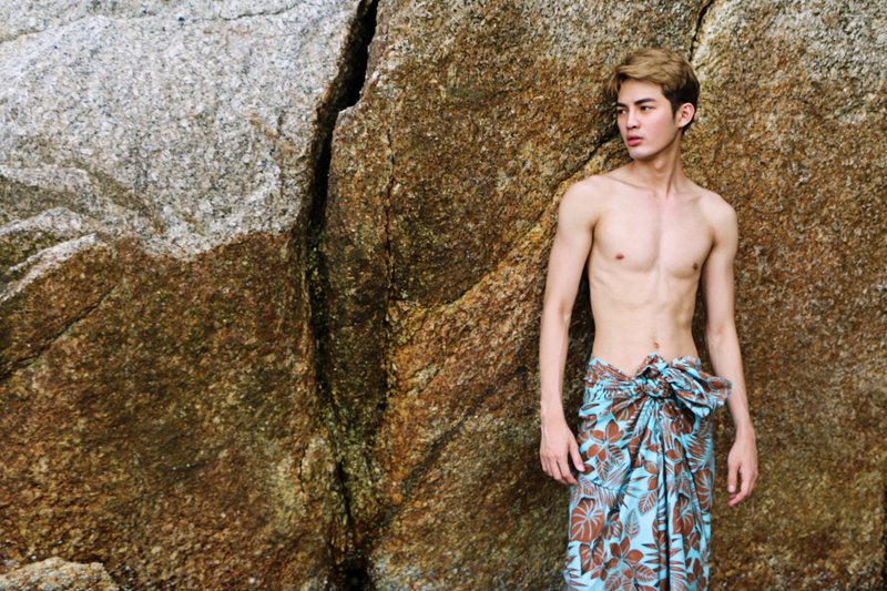 Tropical Sarong in Frangipani Blue Printing - 男長褲/休閒褲 - 聚酯纖維 藍色