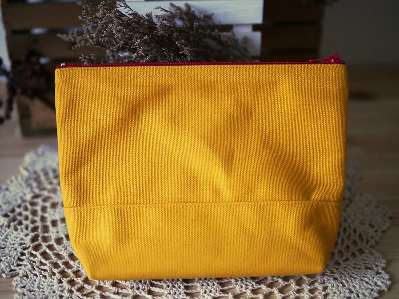Simple cosmetic storage bag sunflower x sunflower x red -sweet mango- - กระเป๋าคลัทช์ - วัสดุอื่นๆ สีเหลือง