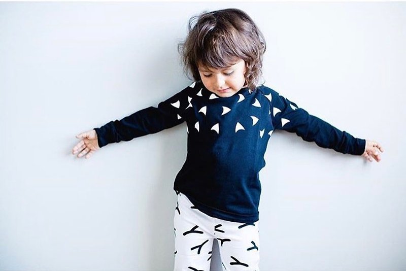 [北欧の子供服]アイスランドオーガニックコットン長袖シャツ2〜12歳の黒と白 - トップス・Tシャツ - コットン・麻 ブラック