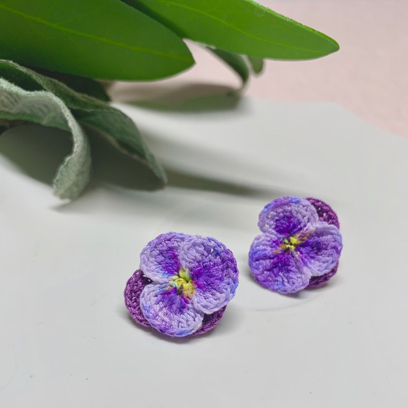 Pansy 紫色 三色堇 鉤花編織 Silver925 花飾系 耳環 耳針 共2色 - 耳環/耳夾/耳骨夾 - 棉．麻 紫色
