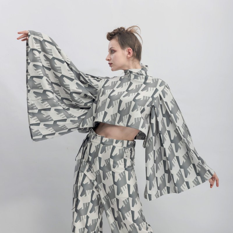 INF 烏鴉振袖短版印花上衣 / 寂靜灰 - 女上衣/長袖上衣 - 聚酯纖維 銀色