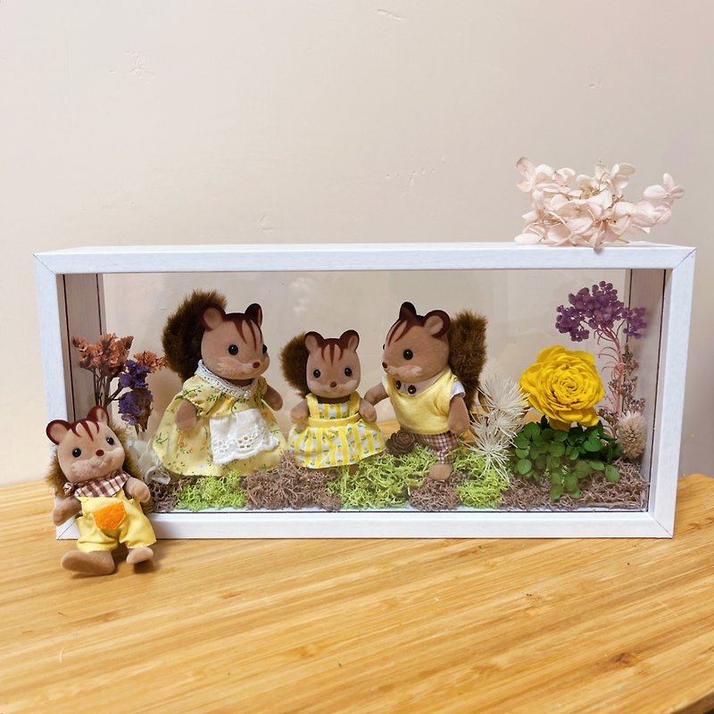 Customized preserved flower photo frame - Squirrel Family - Items for Display - Wood Yellow