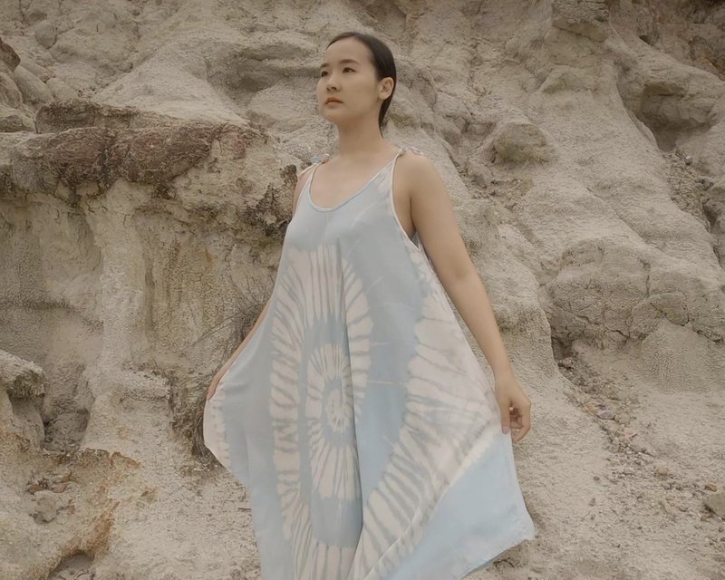 连衣裙 女装 多雲意粉吊帶連衣裙 無袖連衣裙 天藍色領帶染料襯裙 - 洋裝/連身裙 - 棉．麻 