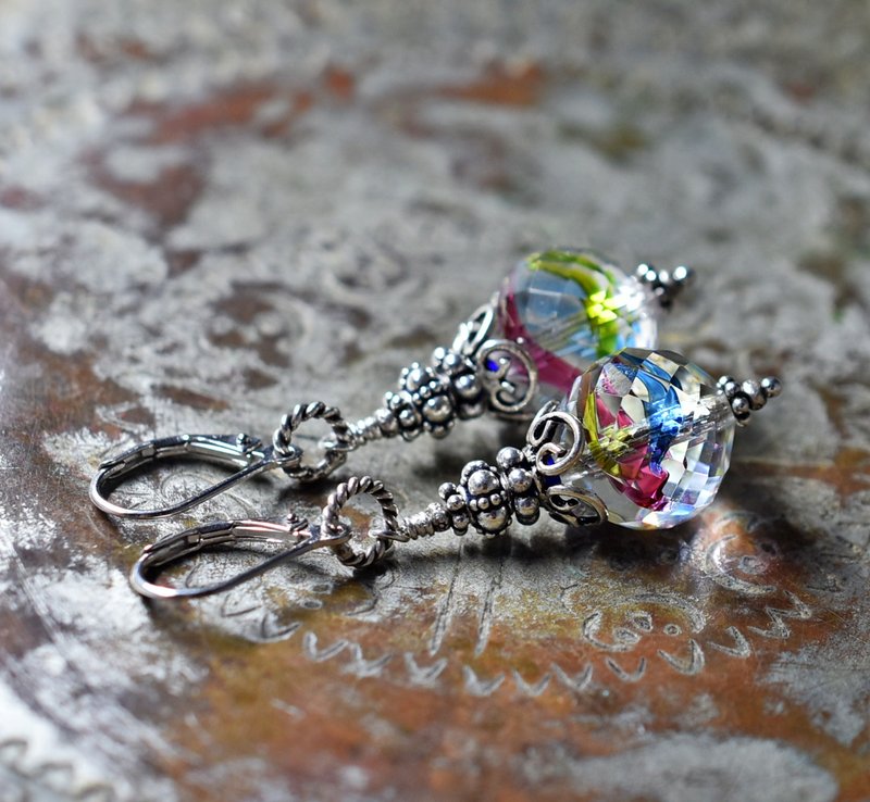 大き目なアンティークアイリスガラスとシルバービーズ、隠しブルービーズのピアス - 耳環/耳夾/耳骨夾 - 玻璃 多色