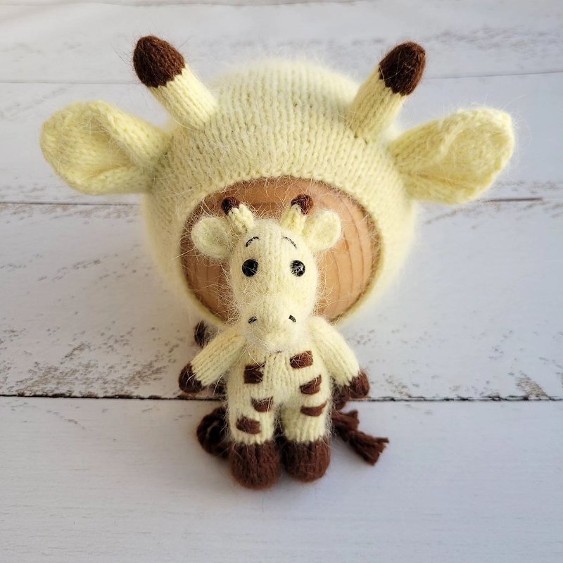 Newborn Yellow Giraffe Hat and stuffed toy, Knitted baby photo prop - Baby Accessories - Wool Yellow