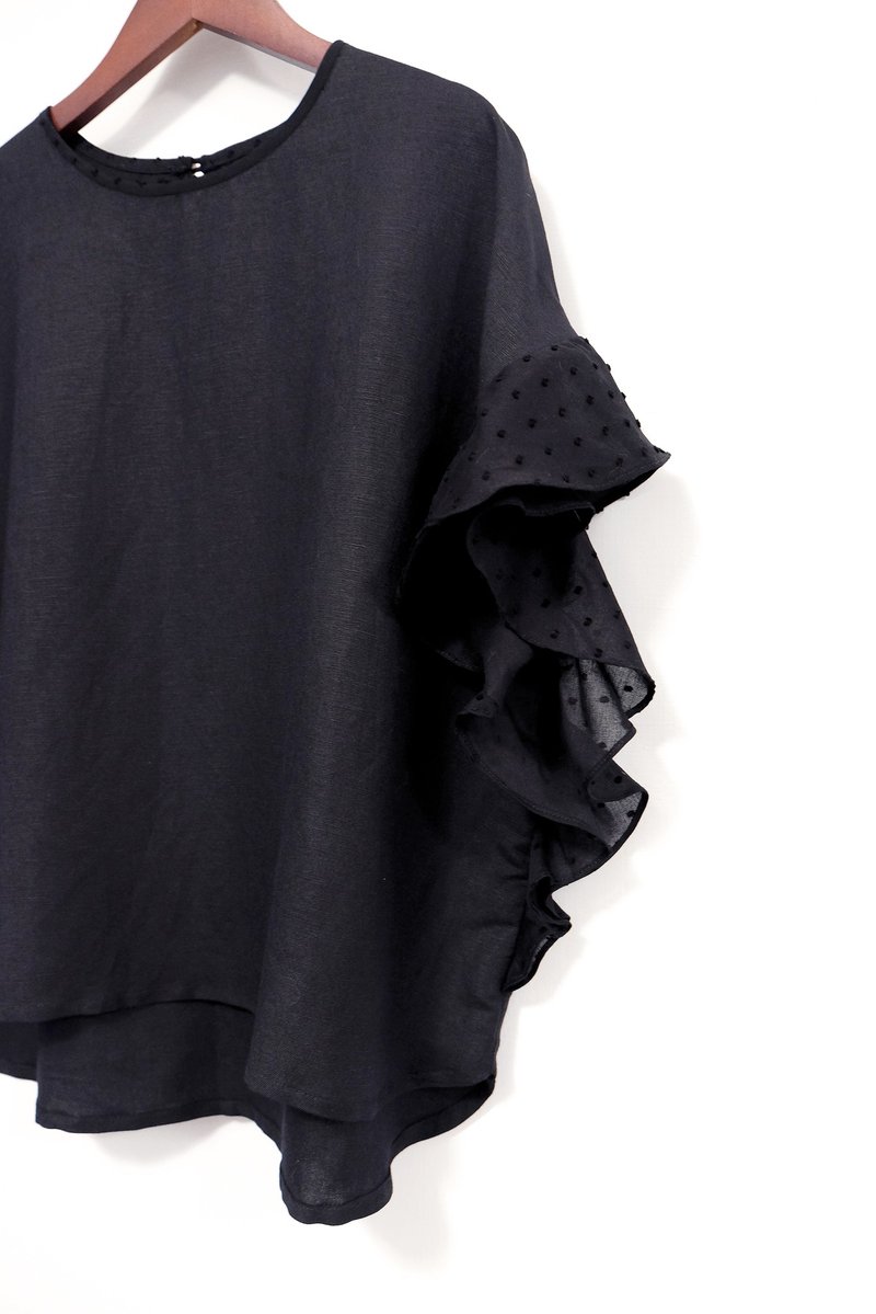 Round neck, off-shoulder, ruffle-sleeved top/black dotted yarn, Linen - เสื้อผู้หญิง - ผ้าฝ้าย/ผ้าลินิน สีดำ