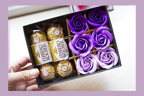 幸福朵朵 婚禮小物 花束禮物 金莎巧克力6顆入+6朵玫瑰香皂花禮盒-紫色-禮品 獎品 送禮 緞帶