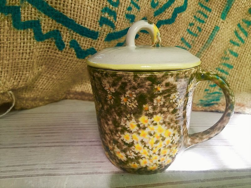 Daisy impression with lid mug _ pottery mug - Mugs - Pottery Yellow