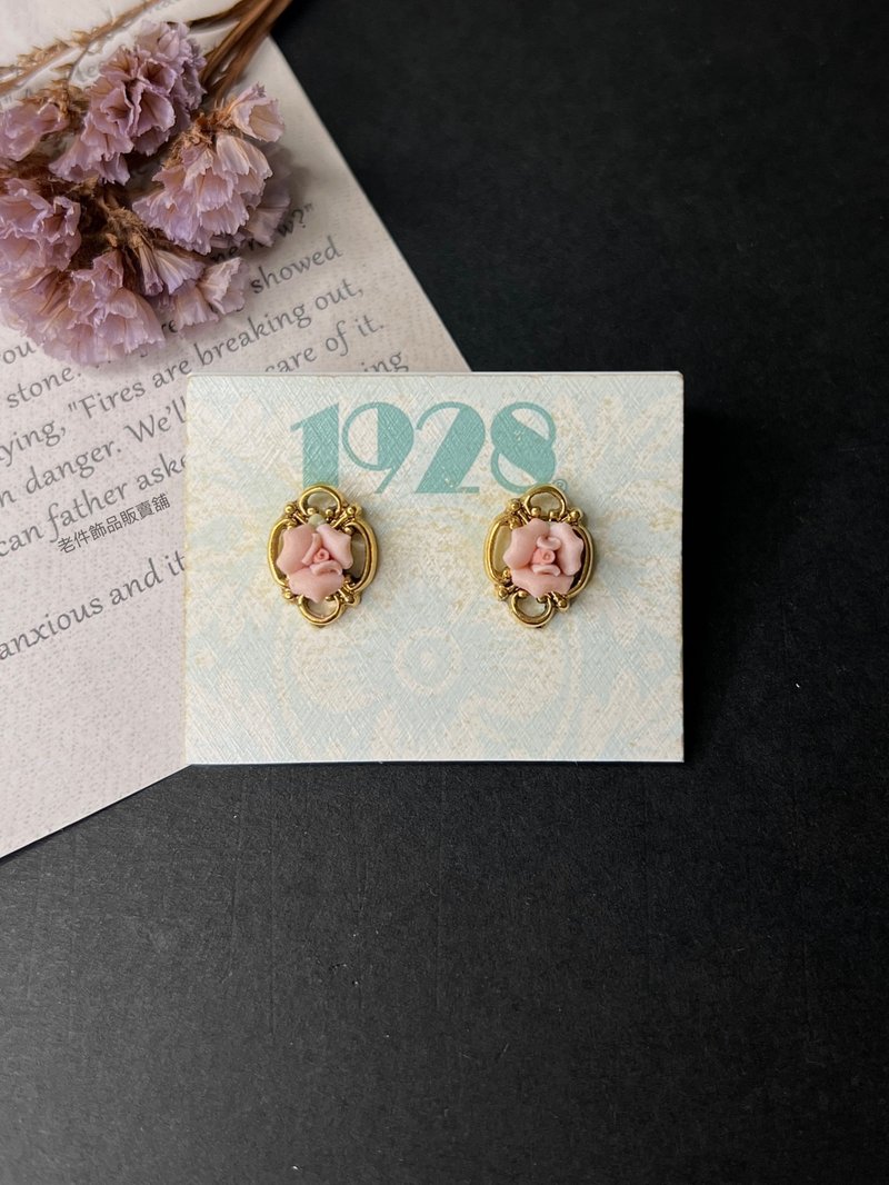 1928 手捏陶粉玫瑰雕花耳針 (庫存新品) - 耳環/耳夾/耳骨夾 - 瓷 粉紅色