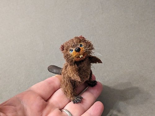 有趣的小狗屋 Cheerful beaver Igor - 6 cm. Crocheted.