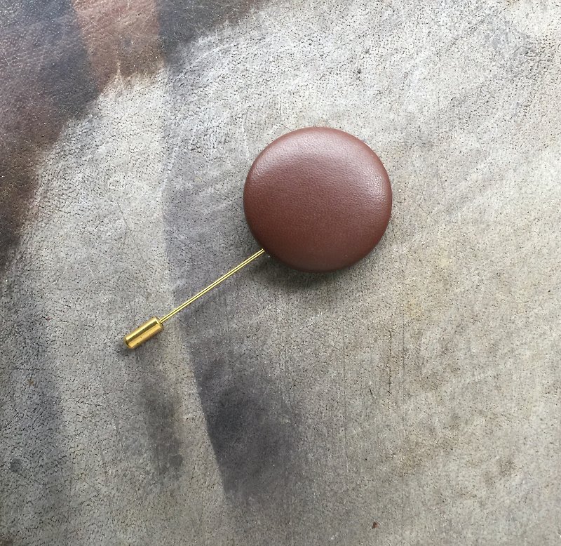 Sienna leather bag buckle pin - เข็มกลัด - หนังแท้ สีนำ้ตาล