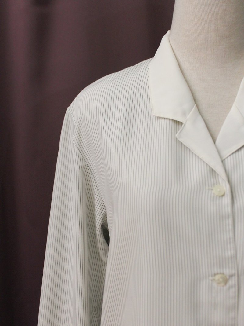 Retro Fresh and Simple Striped Loose V-neck White Long Sleeve Vintage Shirt Vintage Blouse - เสื้อเชิ้ตผู้หญิง - เส้นใยสังเคราะห์ ขาว