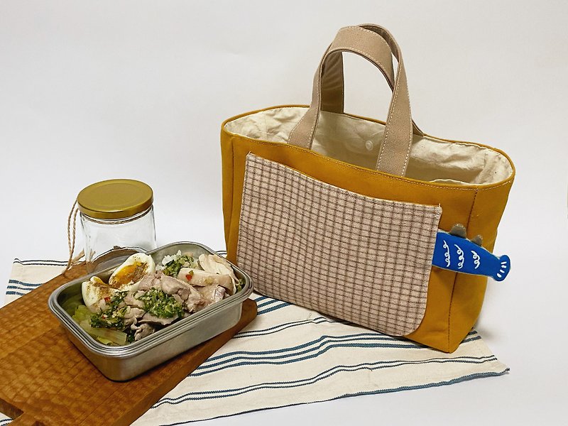 Fish Tail Exposed 2.0 / Portable Lunch Bag / Egg Yolk Small Fish - กระเป๋าถือ - ผ้าฝ้าย/ผ้าลินิน สีเหลือง