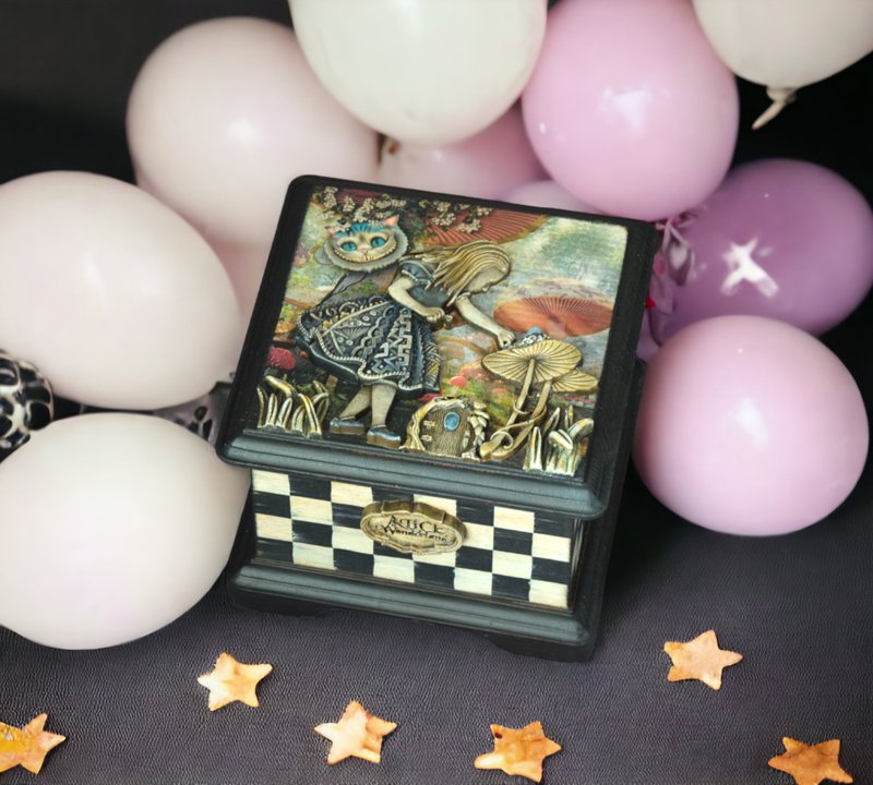 Alice in Wonderland jewelry box - 居家收納/收納盒/儲物盒 - 木頭 多色