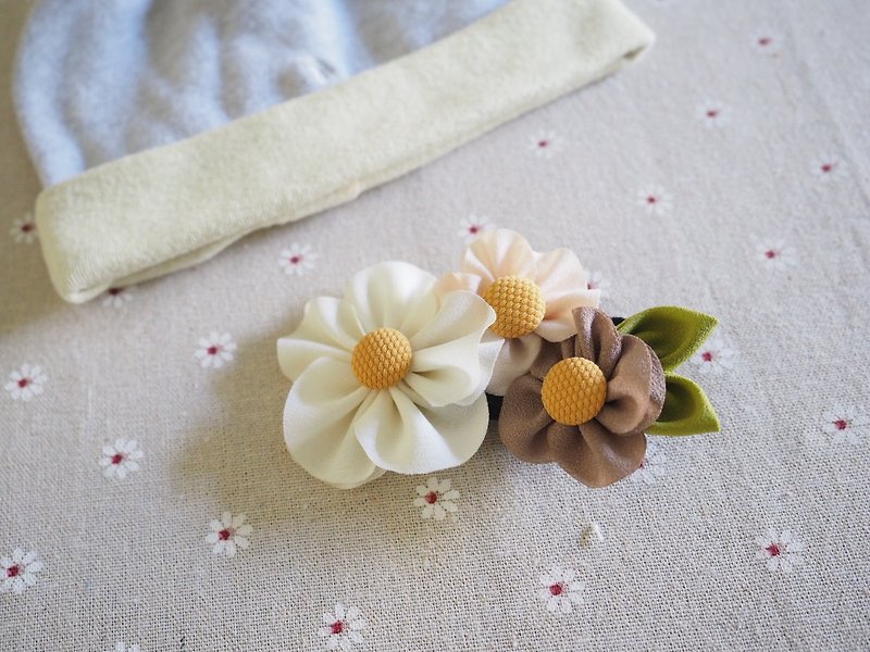 Handmade Fabric flower hair clip/ hair band - เครื่องประดับ - วัสดุอื่นๆ ขาว