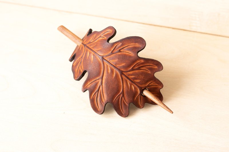 Handmade Leather Hair Clip – Oak Leaf Design | Autumn Fashion | Hairpin - 髮夾/髮圈 - 真皮 