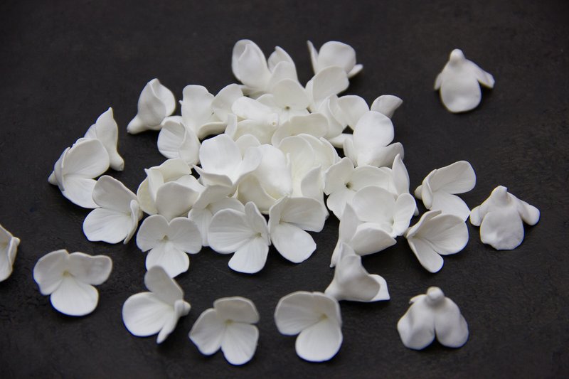 White flowers polymer clay 1.7cm, Floral beads for making jewelry. - 零件/散裝材料/工具 - 塑膠 白色