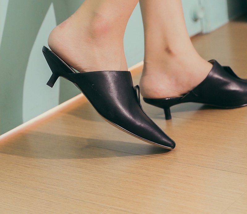 Simple folding low heel slippers black - รองเท้าส้นสูง - หนังแท้ สีดำ