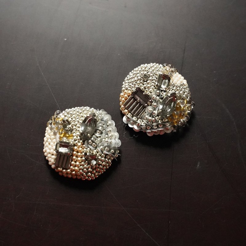 ビーズ刺繍のおおぶりイヤリング・ピアス 金具が選べます 1 - 耳環/耳夾/耳骨夾 - 棉．麻 銀色