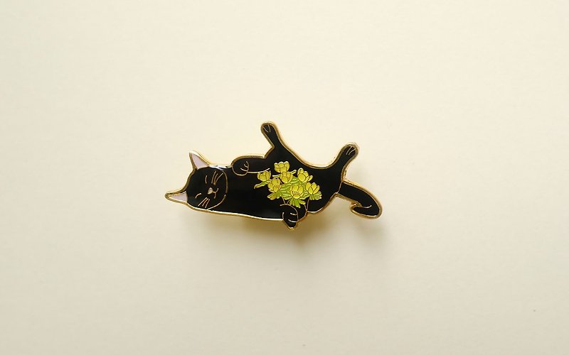 Winter Aconite Cat Enamel Pin, Badge, Brooch, Pin, Accessories - เข็มกลัด - วัตถุเคลือบ สีเหลือง