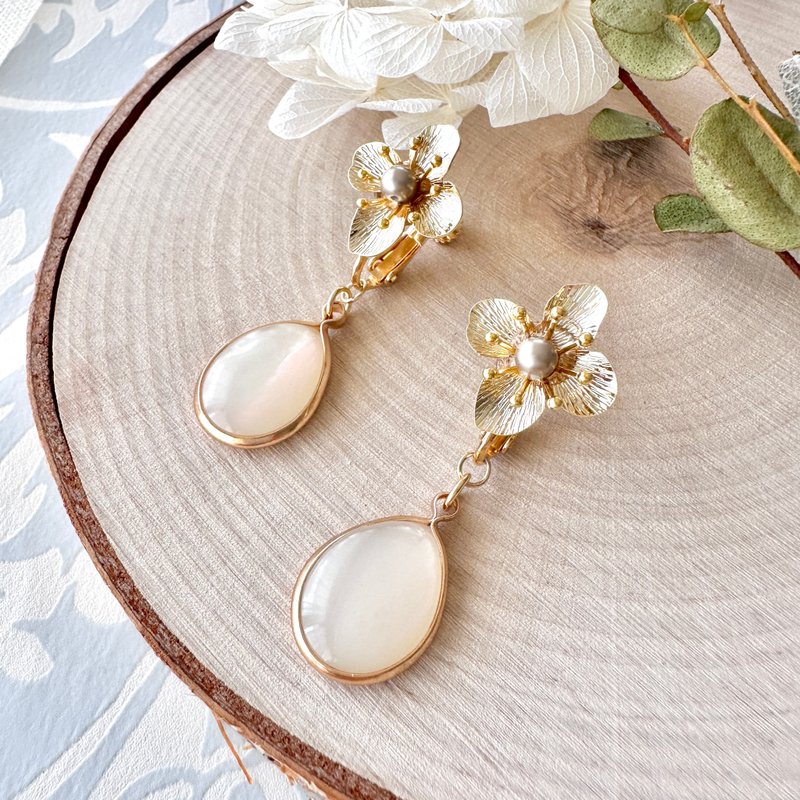 [flower and white drop earrings] handmade japanese clip on earrings - Earrings & Clip-ons - Other Materials Gold