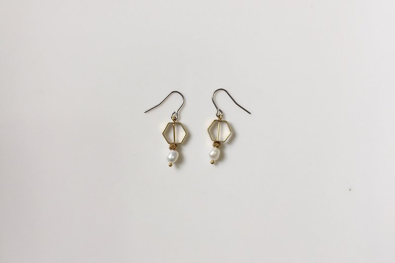 Hexagon perspective pearl brass earrings - ต่างหู - เครื่องเพชรพลอย สีทอง