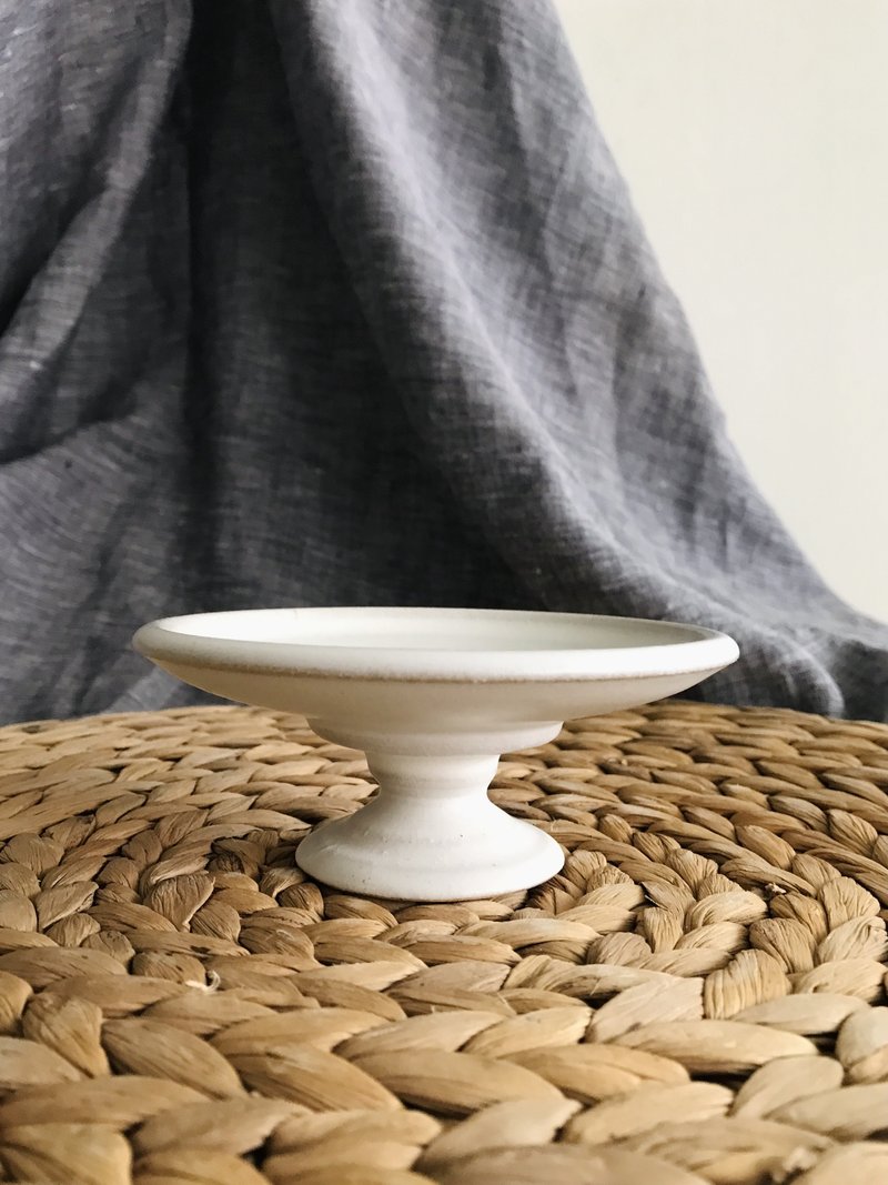 Déjà vu Ceramics 白色陶瓷低腳盤 - 擺飾/家飾品 - 陶 白色
