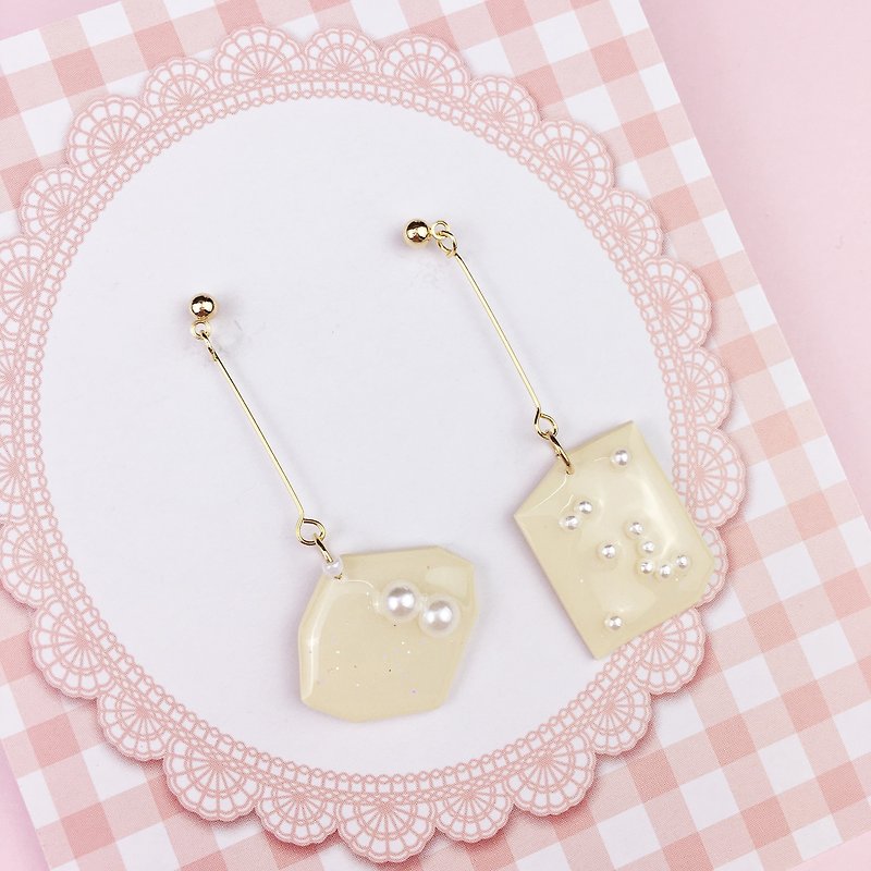 Pair of girl's gentle cream earrings with pearl earrings - ต่างหู - เรซิน 