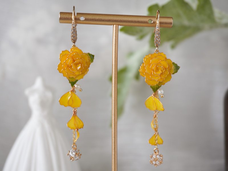 [Yellow Rose Earrings] Handmade original earrings Bronze resin elegant earrings/ear clip jewelry - ต่างหู - เรซิน สีเหลือง