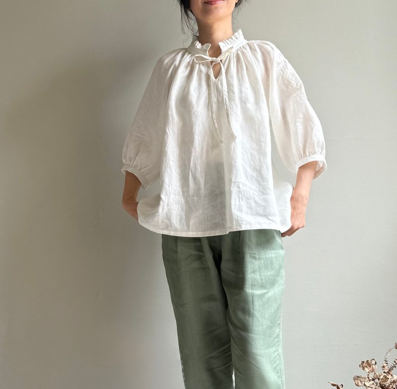 光影/刺繡系列米白亞麻荷葉小立領蝴蝶結綁帶七分袖上衣100%亞麻 - 女上衣/長袖上衣 - 棉．麻 