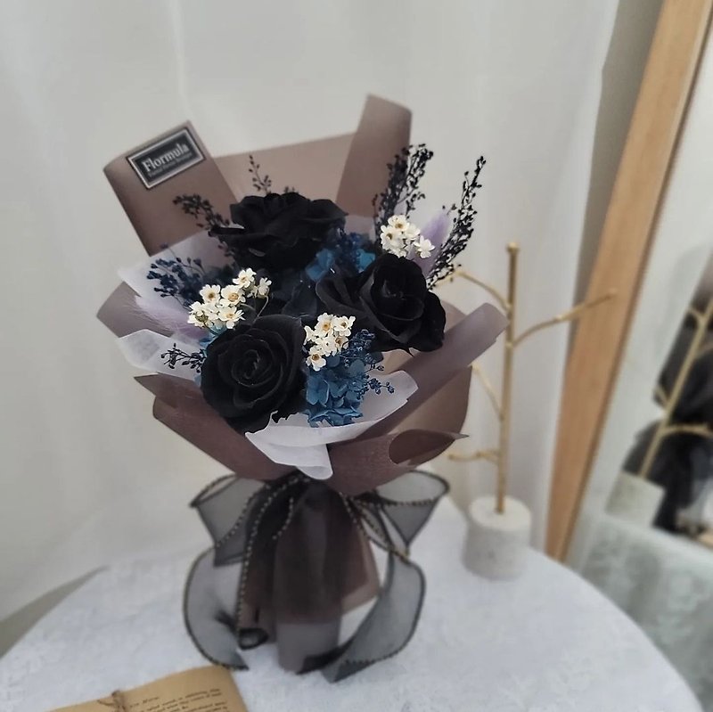 Personalized blue and black eternal rose bouquet x 4 roses - ช่อดอกไม้แห้ง - พืช/ดอกไม้ สีดำ
