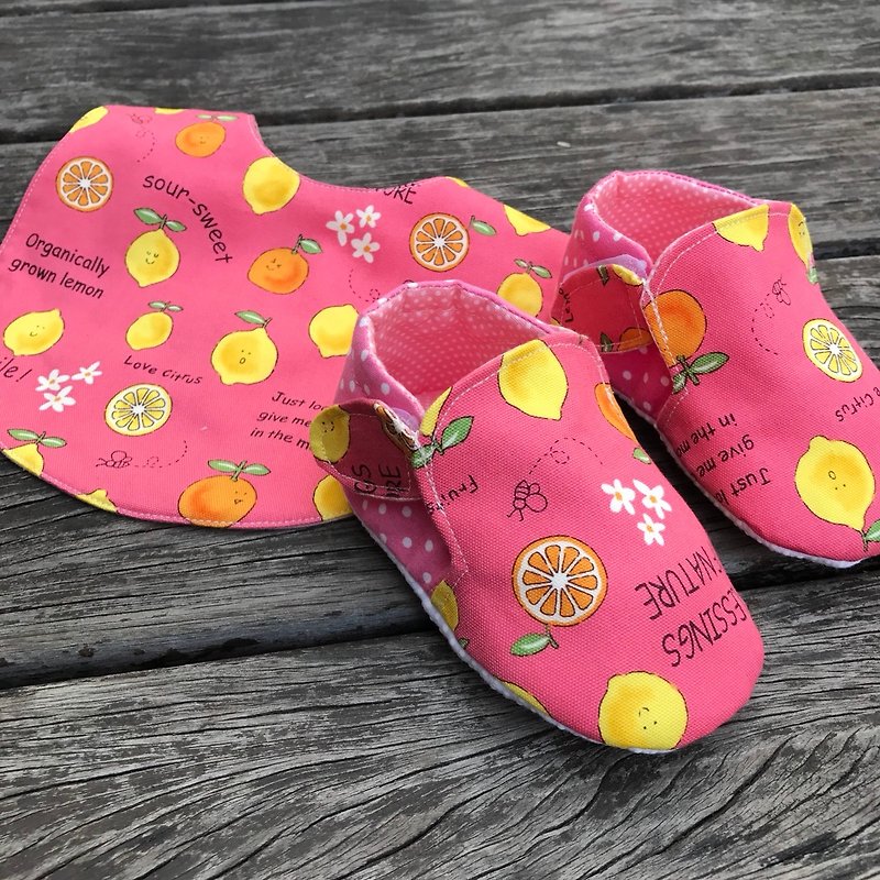酸酸的檸檬彌月禮盒-學步鞋+圍兜 - 彌月禮盒 - 棉．麻 粉紅色