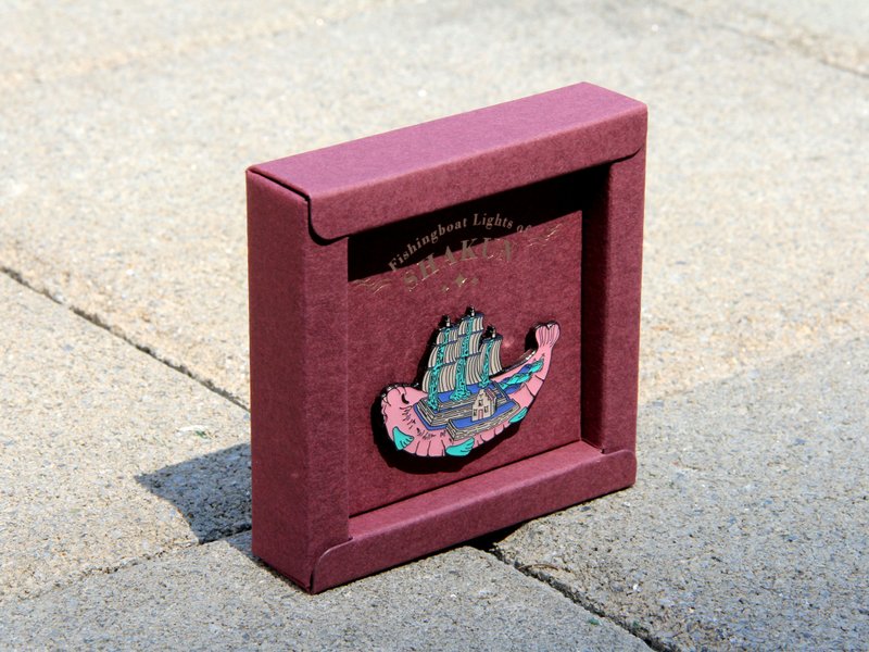 Sha Kun Fishing Fire Enamel Brooch - Pink - เข็มกลัด - วัตถุเคลือบ สึชมพู