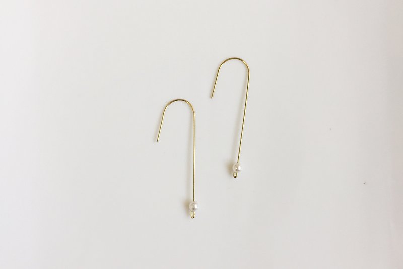 Check hook pearl brass earrings - ต่างหู - โลหะ สีทอง