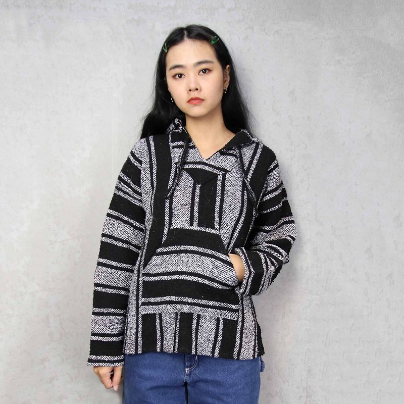 Tsubasa.Y Ancient House A01 black and white color matching Mexican wool hat Tee, Baja Hoodie - สเวตเตอร์ผู้หญิง - ขนแกะ สีดำ