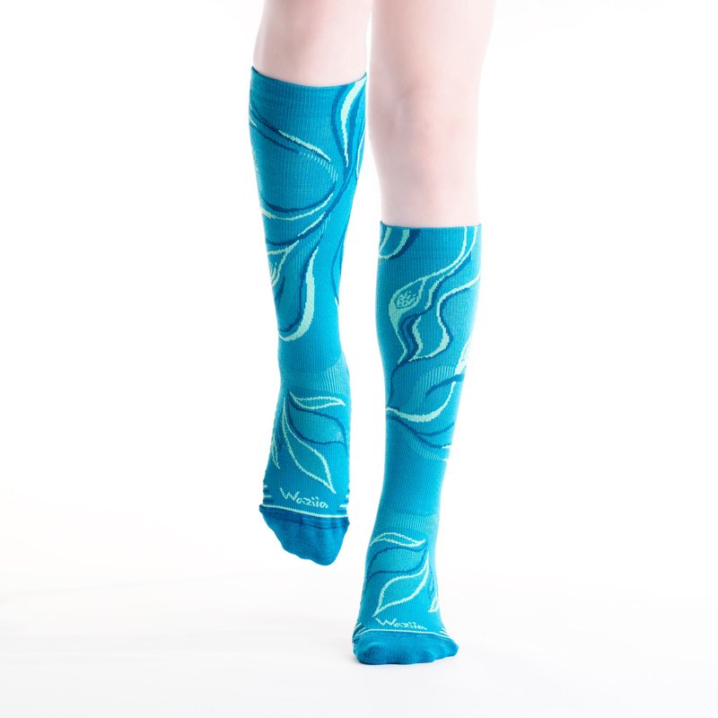 [Dynamic Play] Fish waves rippling-artistic pattern design long tube function light pressure air cushion sports socks- Teal - ถุงเท้า - ผ้าฝ้าย/ผ้าลินิน 