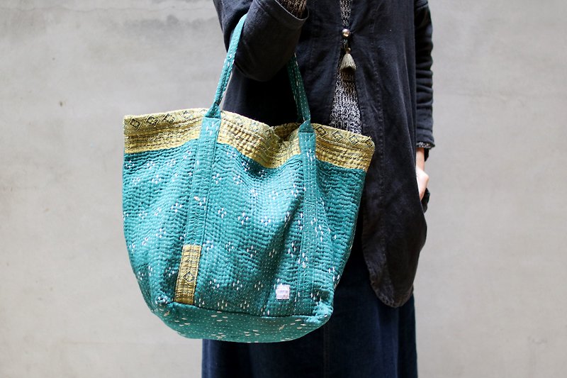 Chahat India Kantha embroidery dyeing bag _ green gold Totem X - กระเป๋าถือ - ผ้าฝ้าย/ผ้าลินิน สีเขียว