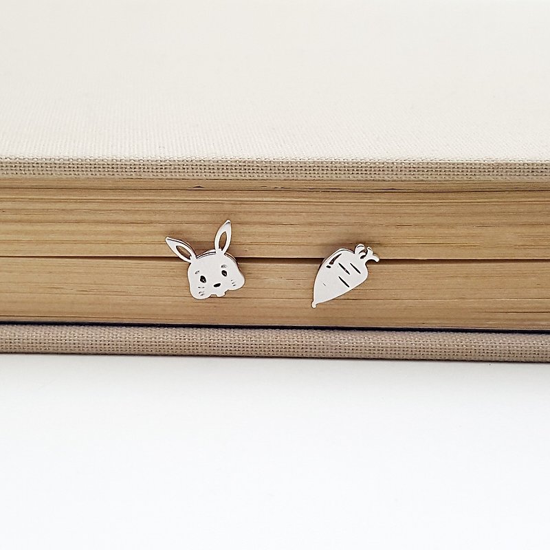 Rabbit and Carrot post earring in silver l minimalist animal jewelry - ต่างหู - โลหะ สีเงิน