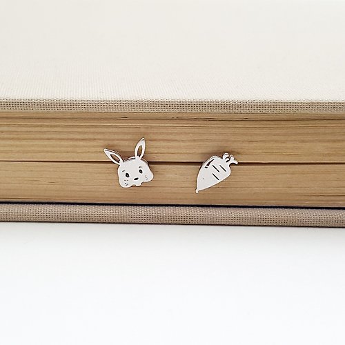 verymignon Rabbit and Carrot post earring in silver l minimalist animal jewelry