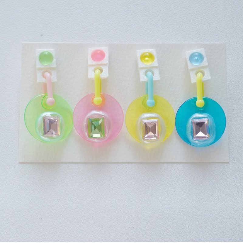 糖果色可愛甜美吊墜小耳環 4個一組售 - 耳環/耳夾/耳骨夾 - 壓克力 多色