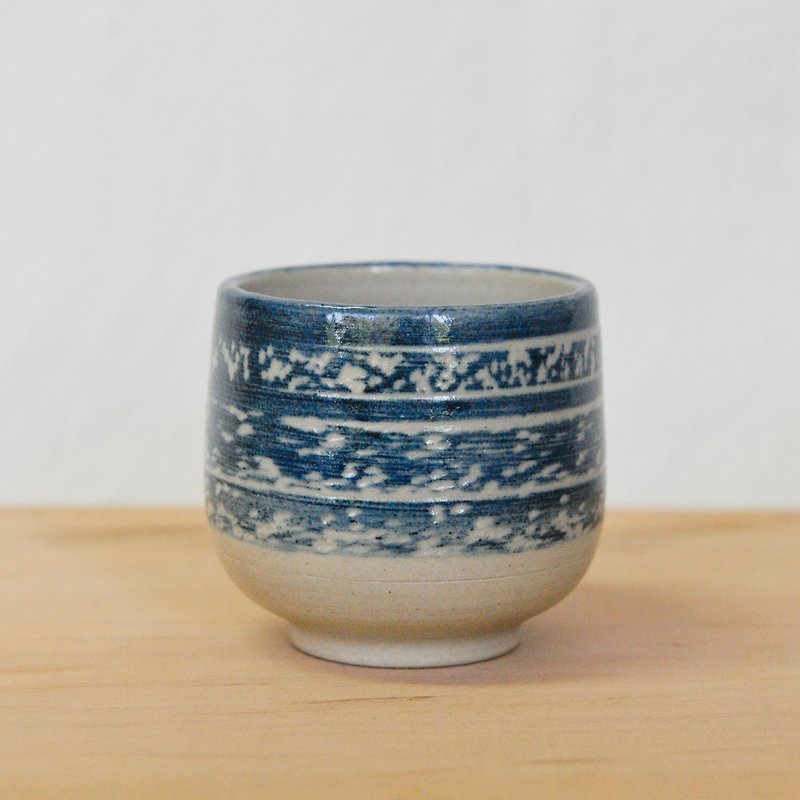 Pottery made. Modern blue and white pottery cobalt blue flower tea cup - ถ้วย - ดินเผา สีน้ำเงิน