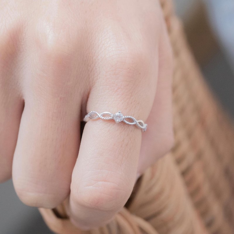 White crystal 925 sterling silver elegant lace interwoven ring adjustable ring - แหวนทั่วไป - เครื่องเพชรพลอย สีเงิน